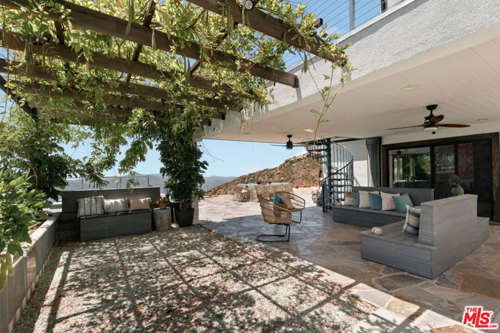 231 Loma Metisse Road, Malibu, California 90265