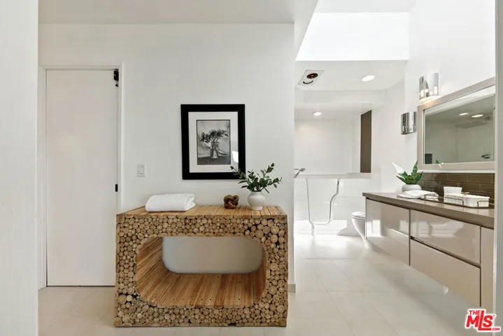 231 Loma Metisse Road, Malibu, California 90265