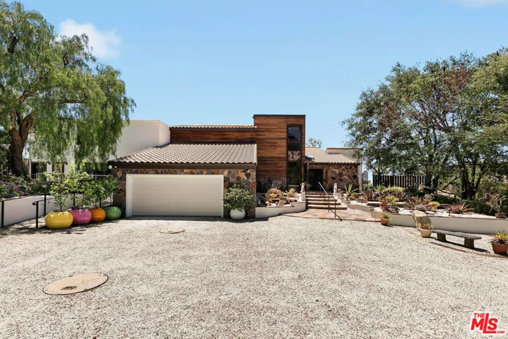 231 Loma Metisse Road, Malibu, California 90265