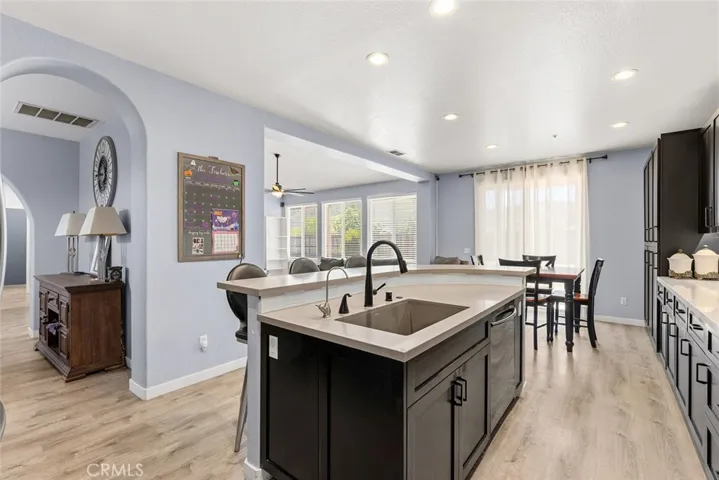 Island with deep, single-basin sink.