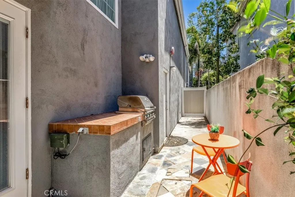 Entertaining with perfect space for cooking and serving.
