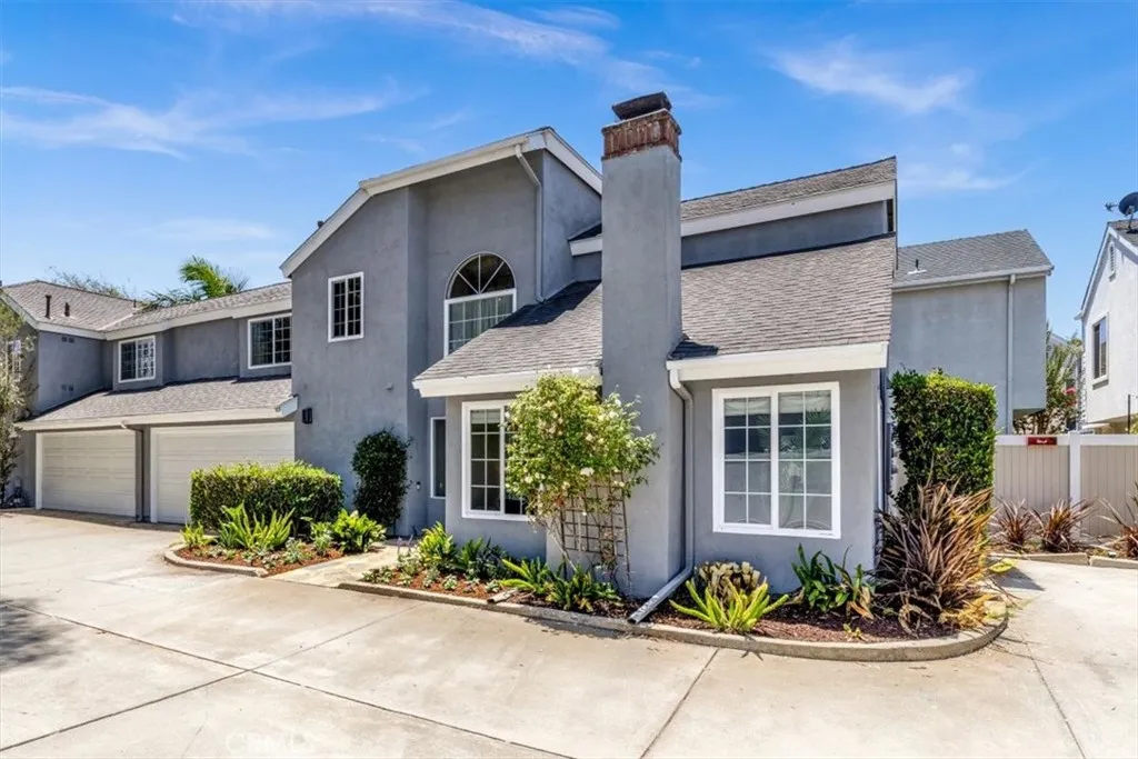 East side Costa Mesa. Welcome to Blessignton Lane condominiums. 5 units of Boutique Community.