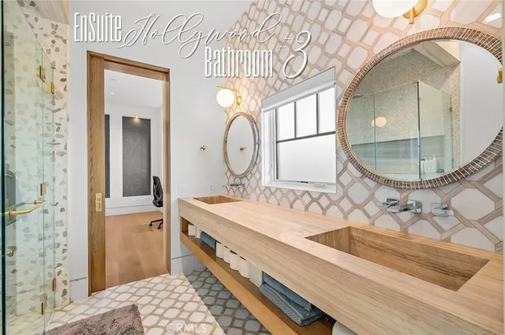 Hollywood Bathroom (en Suite #3)
