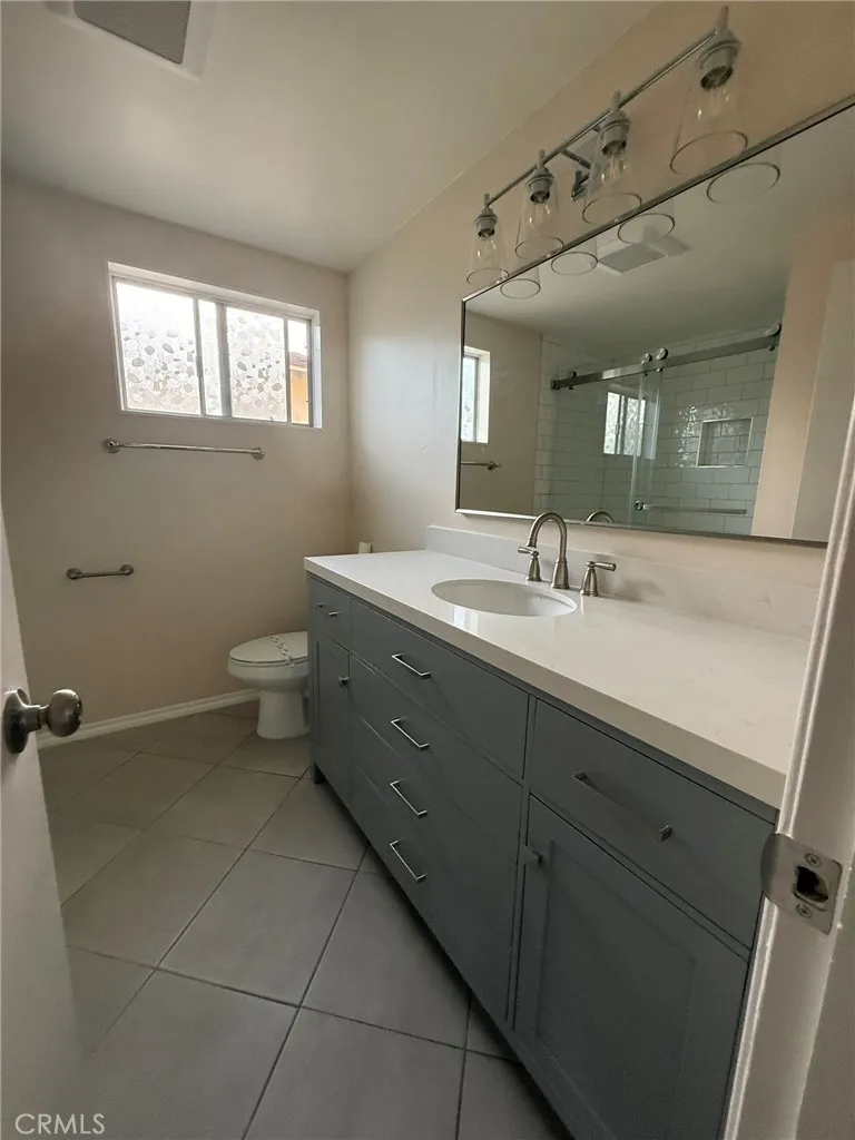 Upstairs 2nd bath