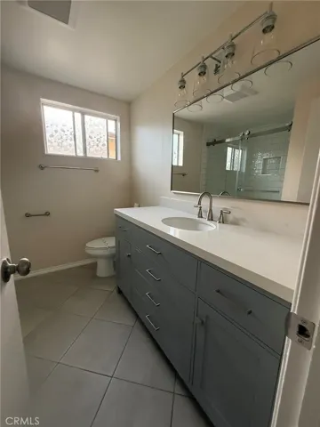 Upstairs 2nd bath
