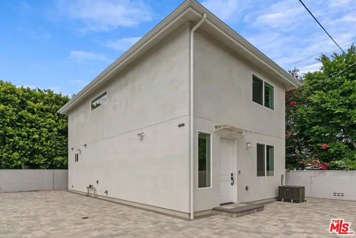 6932 Babcock Avenue, North Hollywood, California 91605