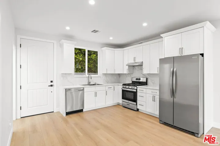 6932 Babcock Avenue, North Hollywood, California 91605