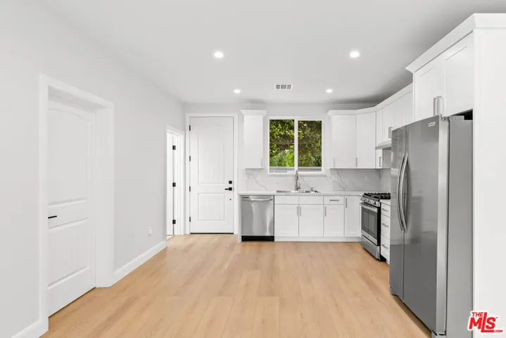 6932 Babcock Avenue, North Hollywood, California 91605