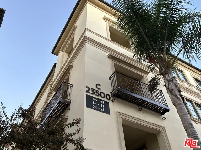23500 Park Sorrento C33, Calabasas, California 91302