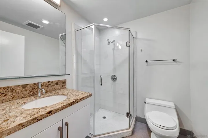 Guest bedroom's private bathroom!