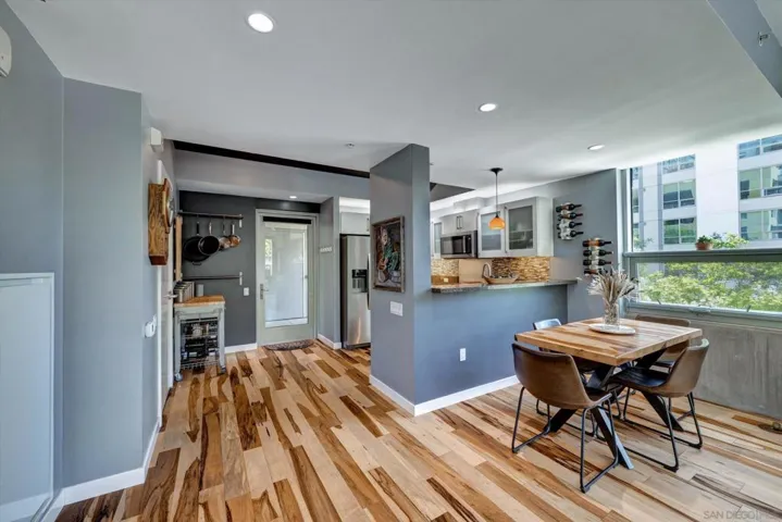 Such an inviting space for dining and entertaining!