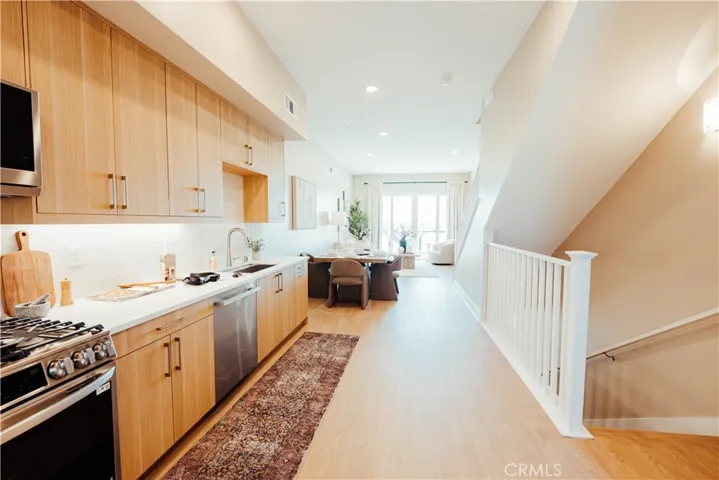 Images shown are artist renderings or photos of model home, and not actual unit. Final finishes may vary.