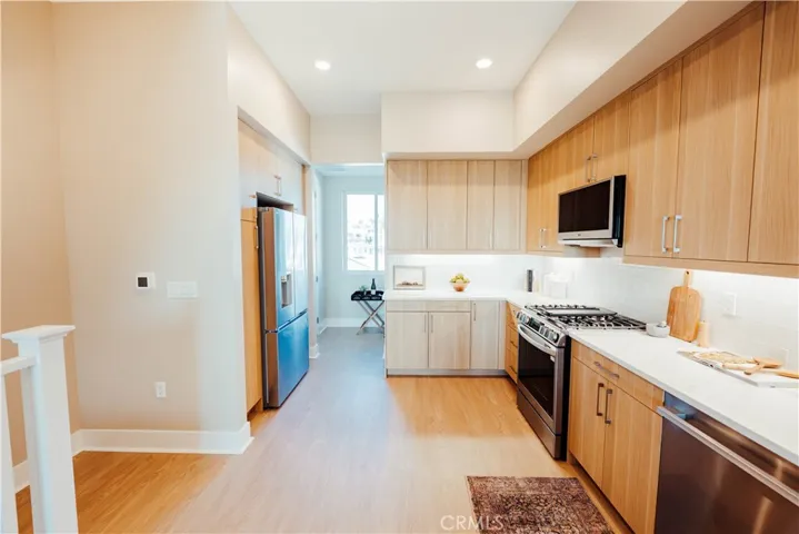 Images shown are artist renderings or photos of model home, and not actual unit. Final finishes may vary.