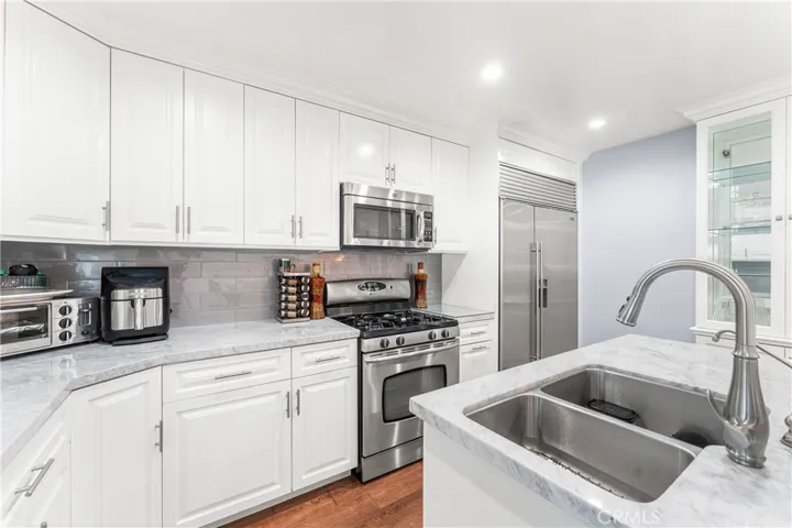 7222 Fallbrook Avenue, West Hills, California 91307