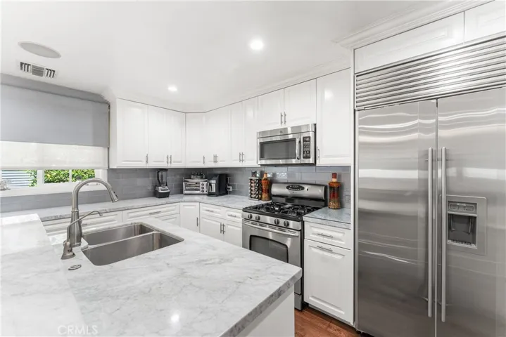 7222 Fallbrook Avenue, West Hills, California 91307