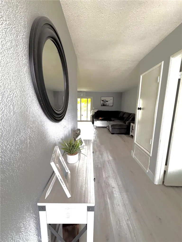 01-EntranceFurnished