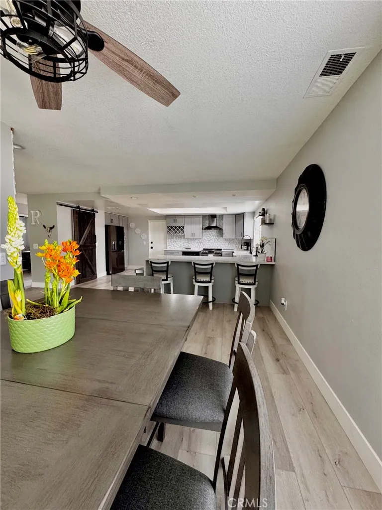 07-DiningFurnished