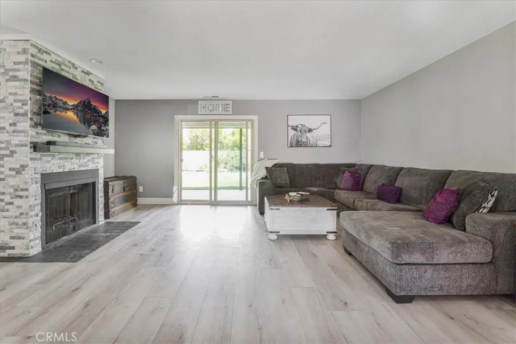 03-LivingroomFurnished