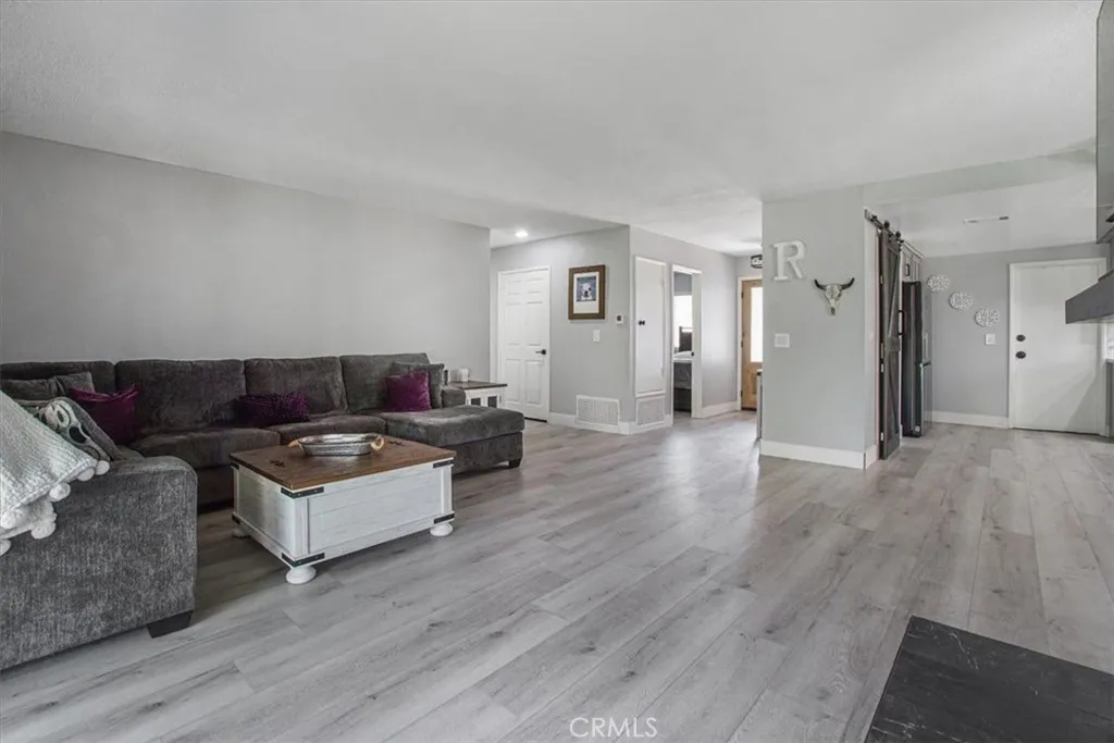 05-LivingroomFurnished