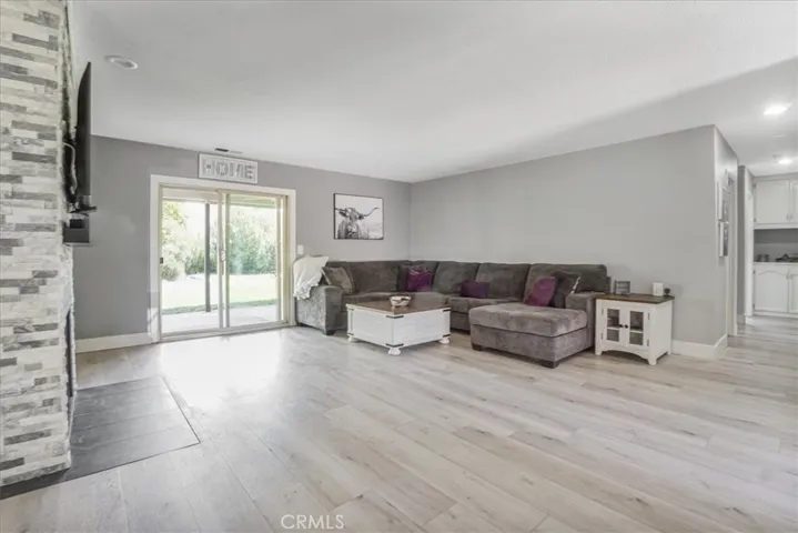 04-LivingroomFurnished