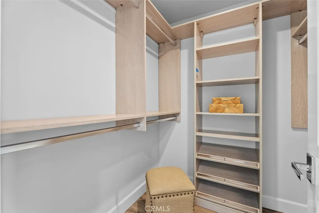 Main floor bedroom wlk-in closet