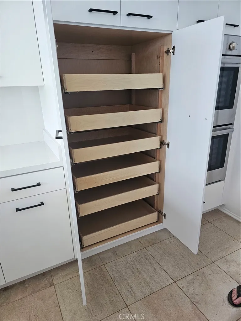 Kitchen pantry
