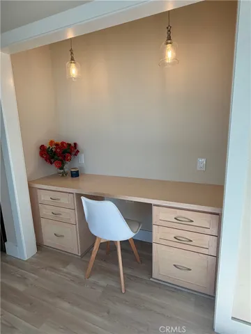 Spacious built in Desk