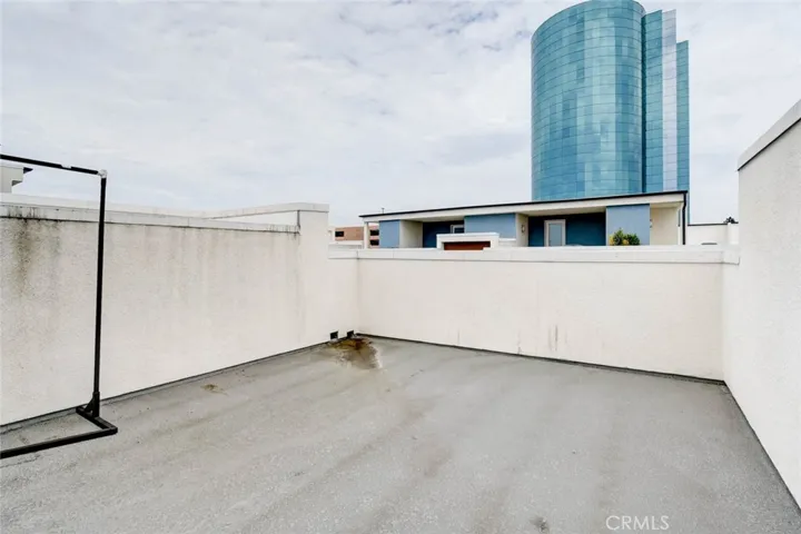 The roof-top deck above the third floor for you to enjoy the city view and the evening sunset.