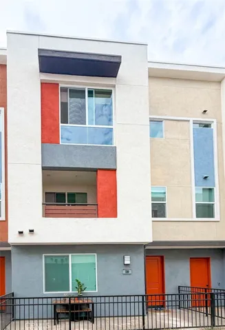 The front of this tri-level 4 bedrooms condo with enclosed front porch. Middle unit with neighbor on each side. This community was built in 2025. Very new and fresh!