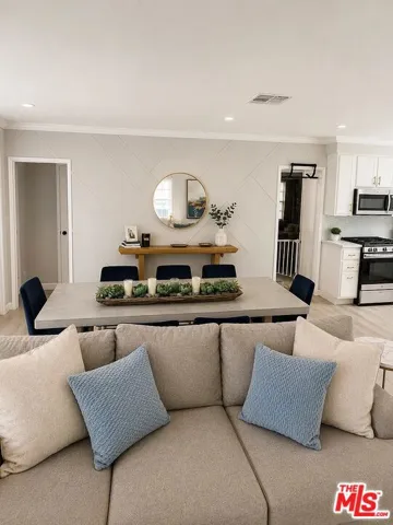 7718 Independence Avenue, Los Angeles, California 91304