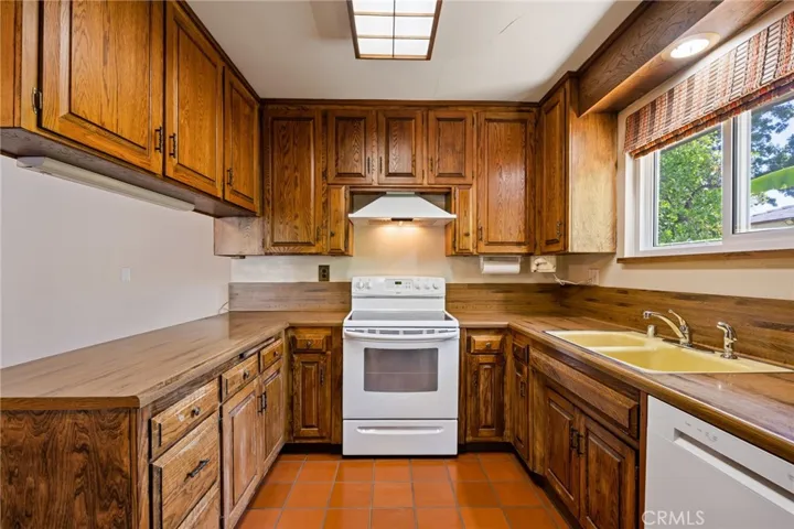 9435 Haskell, North Hills, California 91343