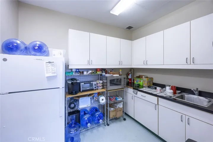 Ste B kitchen and dining area