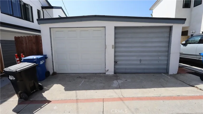 Garage (right side)