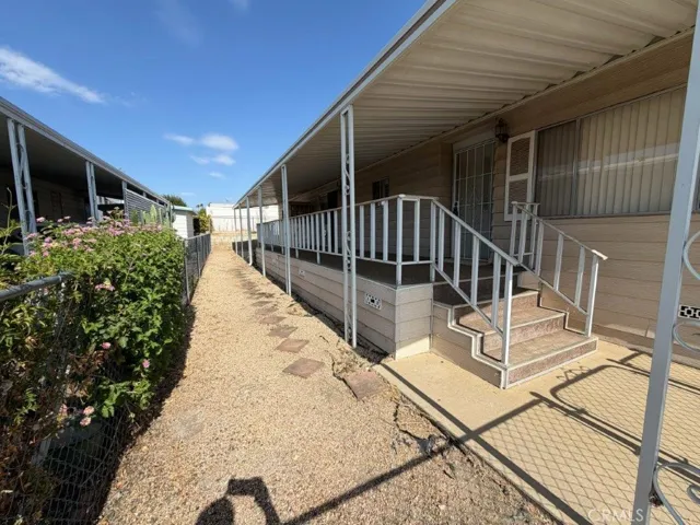 Porch/ patio area