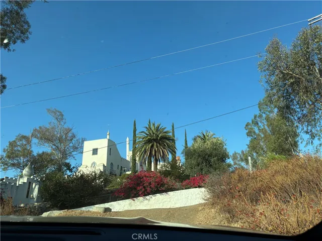 turn left on this dirt road by this home