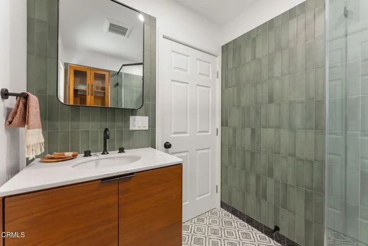 395 N Daisy Ave-30