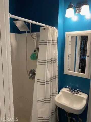 Guest quarter bathroom