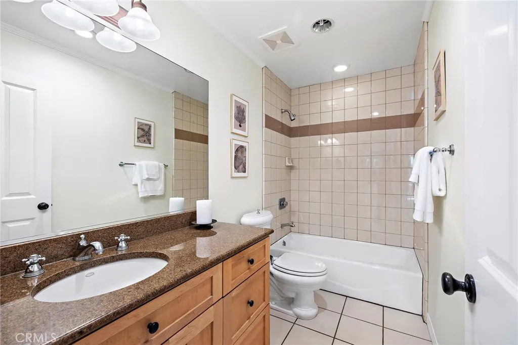 Full hallway bath located off the guest room.