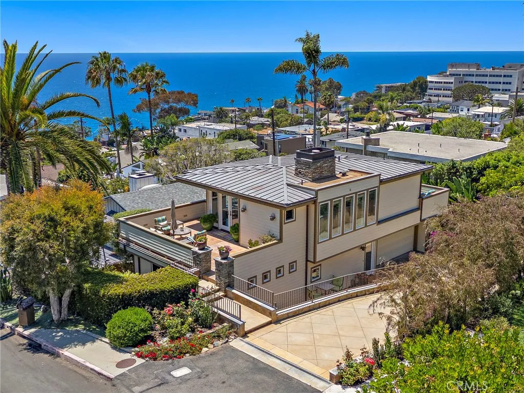 Located mere steps from Laguna's renowned coastline, restaurants, and trolley stops