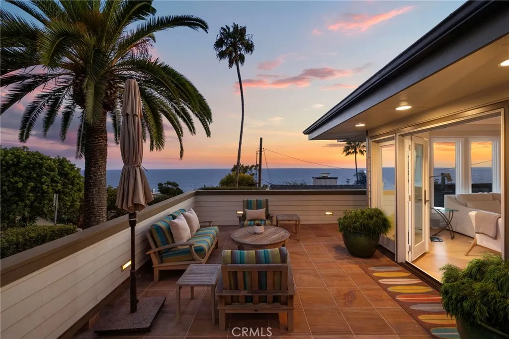 Sit-down panoramic ocean views including whitewater views, Catalina Island, Palos Verdes Peninsula, and San Clemente Island on clear days.