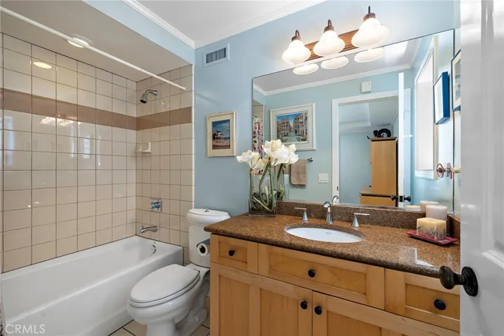 En-suite bath to guest bedroom 2.