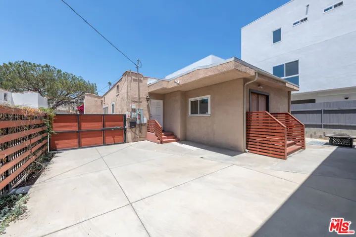 1110 Queen Anne Place, Los Angeles, California 90019