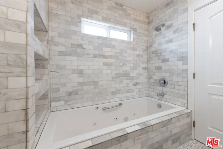 1110 Queen Anne Place, Los Angeles, California 90019
