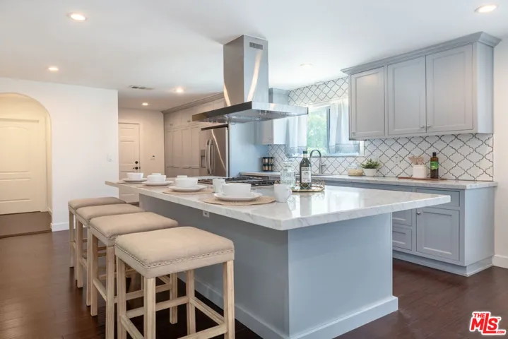 1110 Queen Anne Place, Los Angeles, California 90019