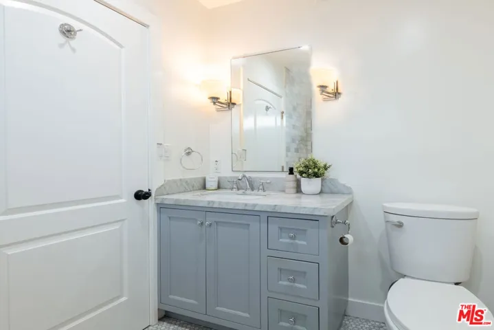 1110 Queen Anne Place, Los Angeles, California 90019