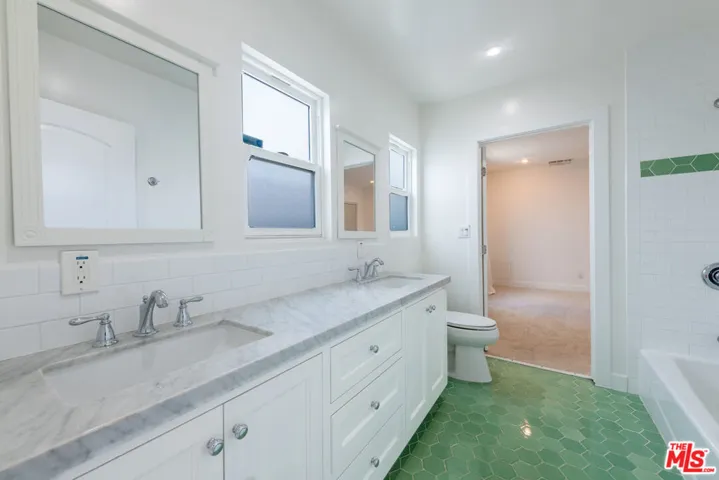 1110 Queen Anne Place, Los Angeles, California 90019