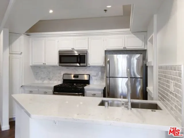 12712 Moorpark Street 103, Studio City, California 91604