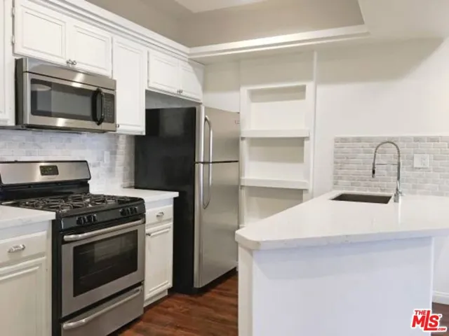 12712 Moorpark Street 103, Studio City, California 91604