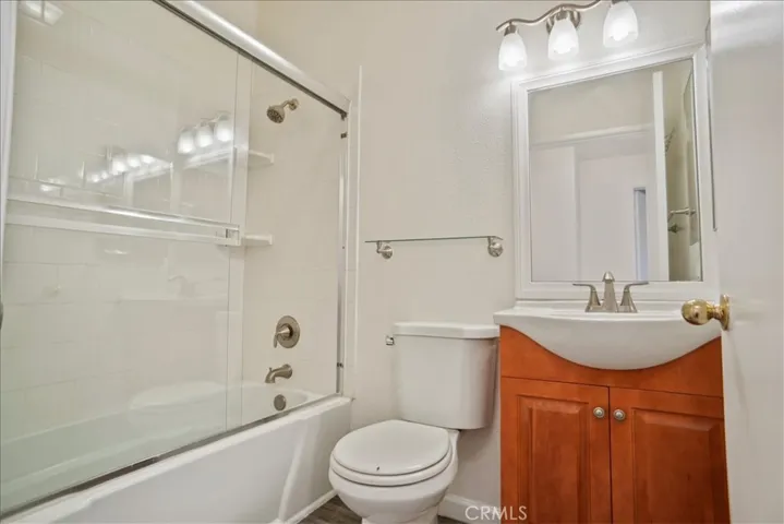 7320 Balboa Boulevard 205, Lake Balboa, California 91406
