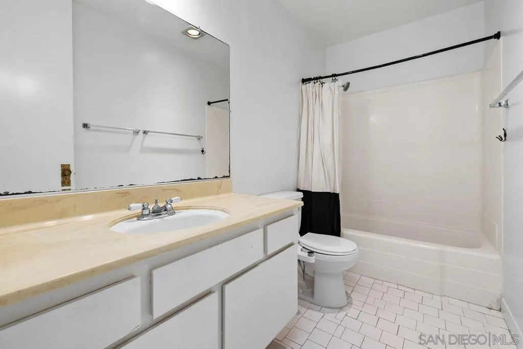 Here is the hall bathroom, located right outside the 2nd bedroom.